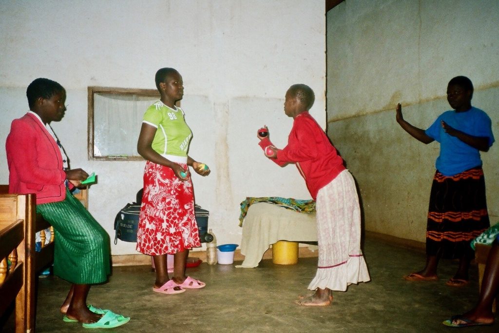 cockerels_women_and_sign_language_04